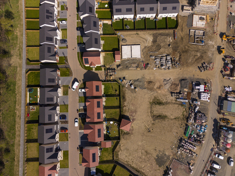 Linlithgow United Kingdom 29 April 2026 Aerial view of a modern residential housing development with solar panels on rooftops and an adjacent active construction site. Linlithgow United Kingdom 29 April 2026 Aerial view of a modern residential housing development with solar panels on rooftops and an adjacent active construction site.