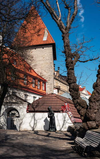 Tallinn Estonia 08 April 2026 View of the Monk statue in the Danish King s Garden with the Maiden Tower and historic stone walls under a clear blue sky in Vanalinn. Tallinn Estonia 08 April 2026 View of the Monk statue in the Danish King s Garden with the Maiden Tower and historic stone walls under a clear blue sky in Vanalinn.