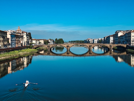 Florence Italy 26 April 2026 View of the Arno River with a rower in a scull boat passing under the historic Ponte Santa Trinita bridge in Florence Tuscany Italy. Florence Italy 26 April 2026 View of the Arno River with a rower in a scull boat passing under the historic Ponte Santa Trinita bridge in Florence Tuscany Italy.