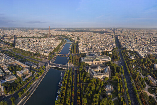 FRANCE. PARIS 75. AERIAL VIEW OF WEST PARIS WITH THE SEINE GRAND PALAIS PETIT PALAIS AND AVENUE DES CHAMPS ELYSEES.