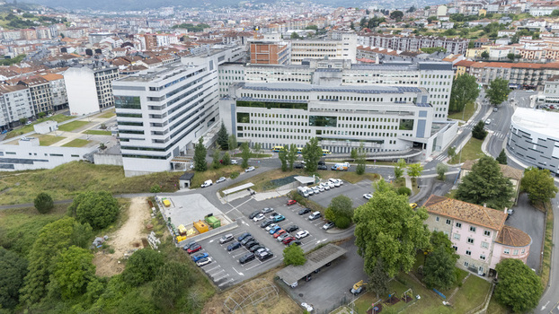Ourense Spain 30 April 2026 Aerial view of Complexo Hospitalario Universitario de Ourense CHUO with modern hospital buildings parking lots and the surrounding urban landscape. Ourense Spain 30 April 2026 Aerial view of Complexo Hospitalario Universitario de Ourense CHUO with modern hospital buildings parking lots and the surrounding urban landscape.