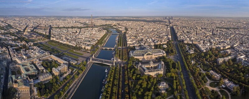FRANCE. PARIS 75. AERIAL VIEW OF WEST PARIS WITH THE SEINE GRAND PALAIS PETIT PALAIS AND AVENUE DES CHAMPS ELYSEES.