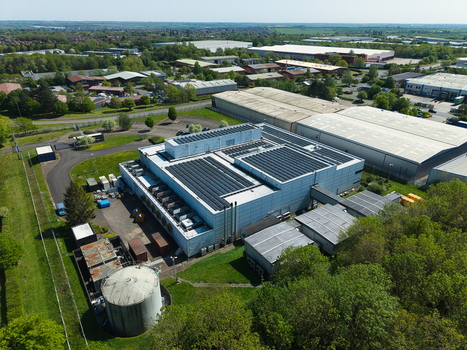 Aerial view of a modern data centre featuring rooftop solar panels and cooling infrastructure in an industrial park Wellingborough England United Kingdom. Aerial view of a modern data centre featuring rooftop solar panels and cooling infrastructure in an industrial park Wellingborough England United Kingdom.