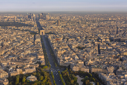 FRANCE. PARIS 75. AERIAL VIEW OF THE CHAMPS ELYSEES AND ARC DE TRIOMPHE WITH AVENUE DE LA GRANDE ARMEE AND LA DEFENSE BEYOND.