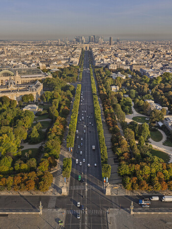 FRANCE. PARIS 75. AERIAL VIEW OF THE CHAMPS ELYSEES AND ARC DE TRIOMPHE WITH AVENUE DE LA GRANDE ARMEE AND LA DEFENSE BEYOND.