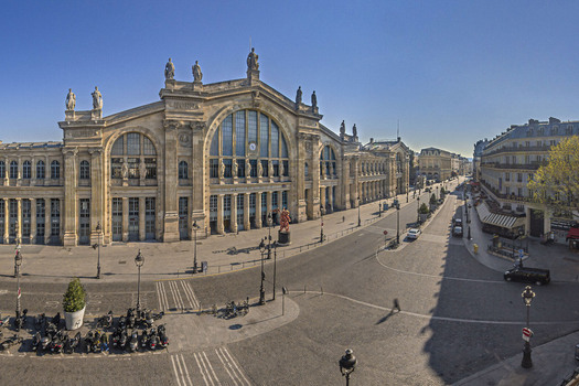 FRANCE. PARIS 75. AERIAL VIEW OF WEST PARIS WITH THE SEINE GRAND PALAIS PETIT PALAIS AND AVENUE DES CHAMPS ELYSEES.