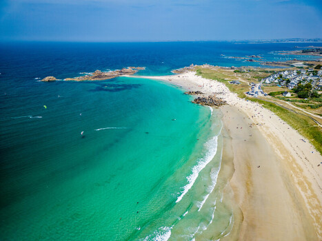 FRANCE. BRITTANY. FINISTERE 29 CLEDER. AERIAL VIEW OF LES AMIETS BEACH A MAGNIFICENT STRETCH OF SAND BORDERED BY DUNES