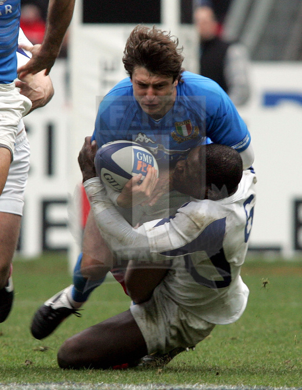 Sei Nazioni 2006, Parigi, Stade de France 25/02/2006, Francia v Italia, Ramiro Pez preso da Nyanga. Foto Daniele Resini/Fotosportit