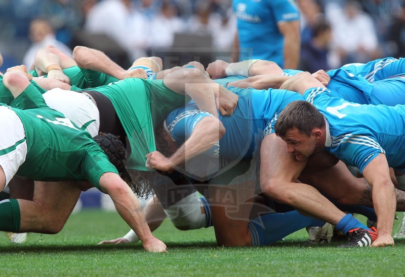 Sei Nazioni 2013, Roma, stadio Olimpico 16/03/2013, Italia v Irlanda, ingaggio delle mischie. Simone Favaro controlla.