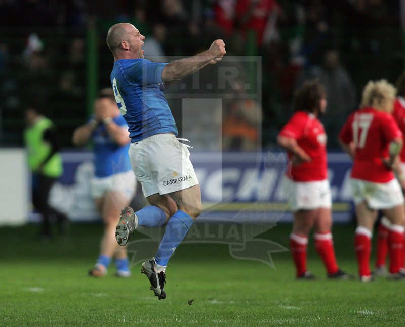 Sei Nazioni 2007, Roma, stadio Flaminio 10/03/2007, Italia v Galles, il salto di Alessandro Troncon al fischio finale. Foto Daniele Resini/Fotosportit