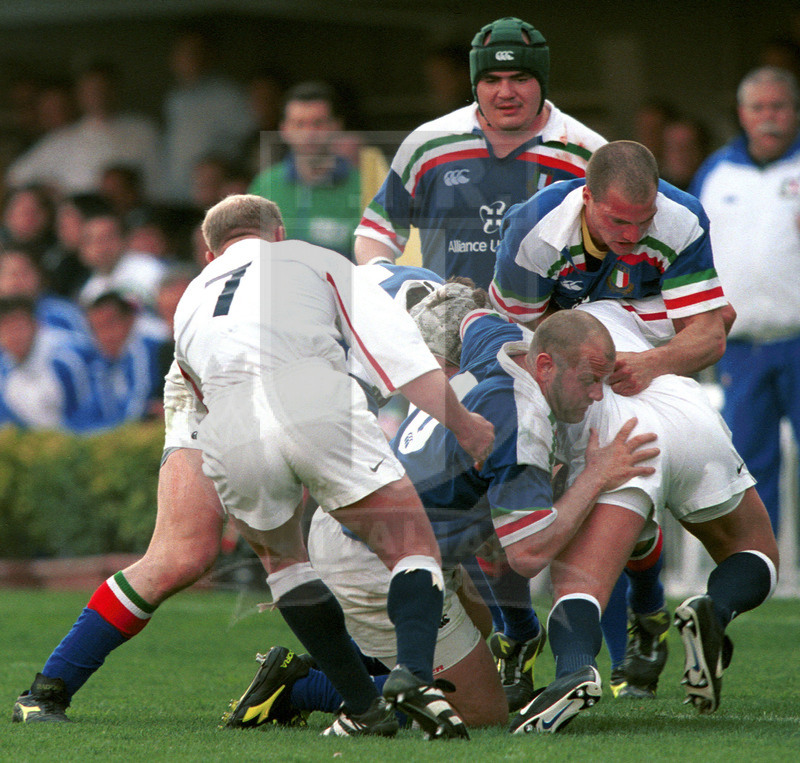 Lloyds TSB Sei Nazioni 2000, Round 4, Roma, stadio Flaminio 18/03/2000, Italia v Inghilterra, Walter Cristofoletto e Denis Dallan raddoppiano in difesa. Foto Daniele Resini/Fotosportit