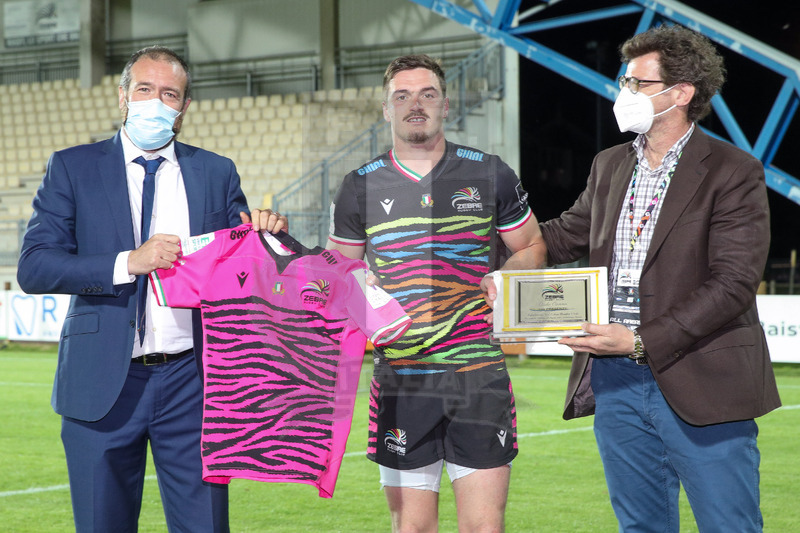Guinness PRO14 Rainbow Cup 2020-2021, Parma, Stadio Lanfranchi, 7//05/2020, Zebre vs Benetton. Carlo Canna riceve il premio per le 100 partite con le Zebre dal Presidente Michele Dalai e Carlo Checchinato. Foto: Roberto Bregani/Fotosportit