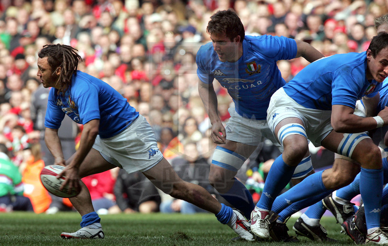 Rbs Sei Nazioni 2006, Round 3, Cardiff, Millennium Stadium 11/03/2006, Galle v Italia, Paul Griffen apre palla con Josh Sole in sostegno. Foto Daniele Resini/Fotosportit
