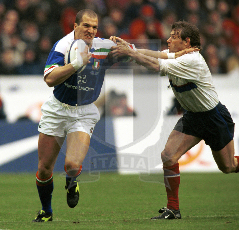 Lloyds TSB Sei Nazioni 2000, Round 5, Parigi, Stade de France 01/04/2000, Francia v Italia, Denis Dallan difende palla da Heuber Foto Daniele Resini/Fotosportit
