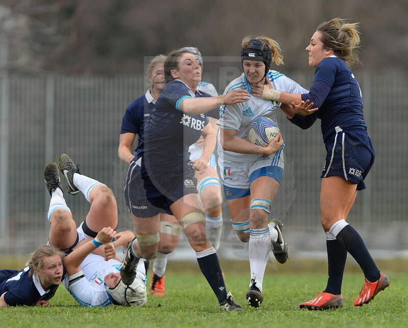 Sei Nazioni Donne 2014, Santa Maria Capua Vetere, stadio Francesco Casino, 23-02-2014, Italia Donne v Scozia Donne. Alice Trevisan placcata alta dalle avversrie, foto: Massimiliano Pratelli
