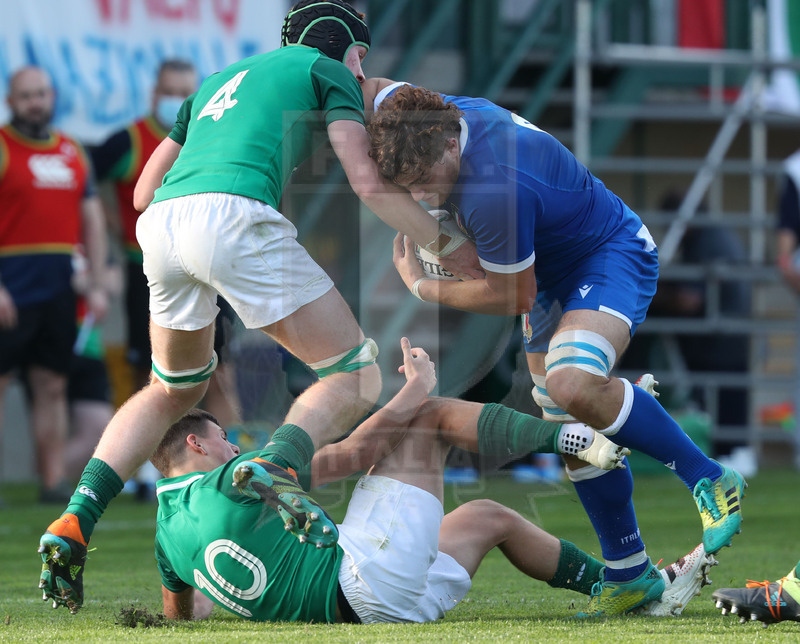 Test match U18, Trviso, stadio di Monigo, Italia U18 v Irlanda U18, Jacopo Botturi contrastato da Charlie Byrne. Foto Daniele Resini/Fotosportit