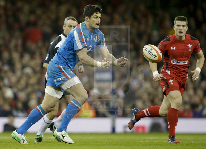 RBS 6 Nazioni 2014, Cardiff, Millennium Stadium, 1/02/2014, Galles v Italia. Alessandro Zanni apre palla Foto: Roberto Bregani