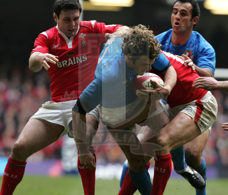 Rbs Sei Nazioni 2006, Round 3, Cardiff, Millennium Stadium 11/03/2006, Galle v Italia, Mirco Berganasco forza la linea. Foto Daniele Resini/Fotosportit
