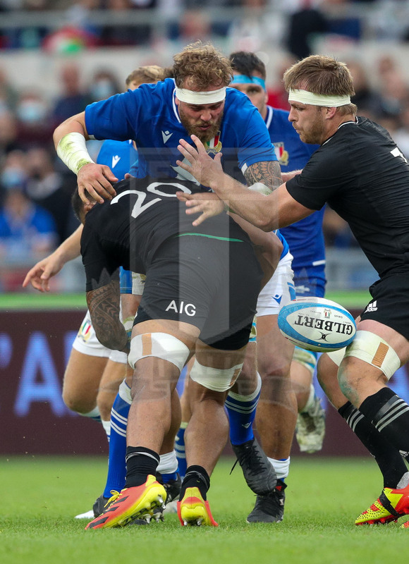 Autumn Nations Series 2021, Roma, Stadio Olimpico, 6-11-2021, Italia vs Nuova Zelanda.  Niccolò Cannone placcato da Shannon Frizell. Foto: Roberto Bregani/Fotosportit