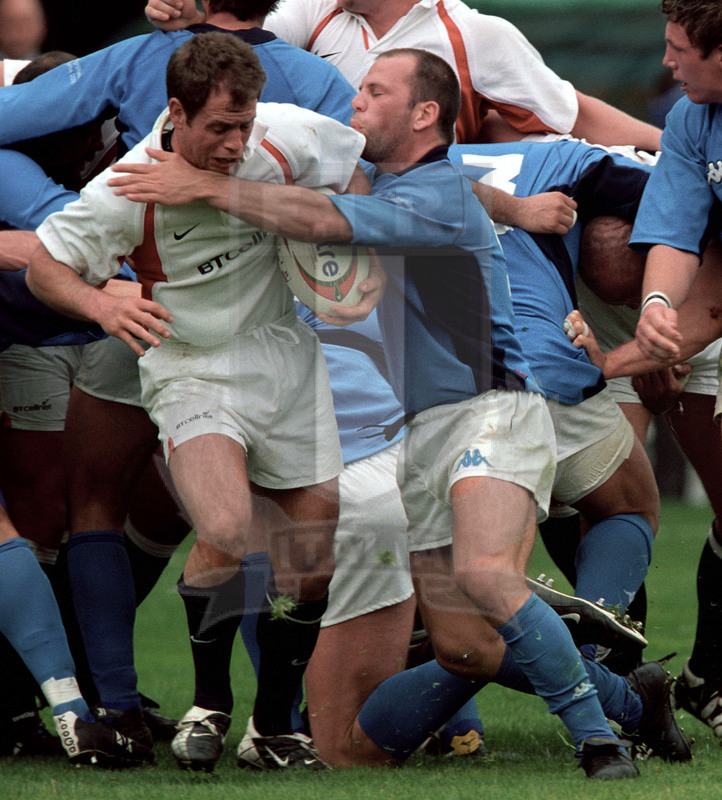 Rbs Sei Nazioni 2002, Roma, stadio Flaminio 07/04/2002, Italia v Inghilterra, Alessandro troncon alto su Bracken. Foto Daniele Resini/Fotosportit