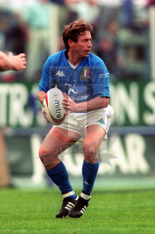 Rbs Sei Nazioni 2002, Roma, stadio Flaminio 07/04/2002, Italia v Inghilterra, Diego Dominguez muove palla. Foto Daniele Resini/Fotosportit