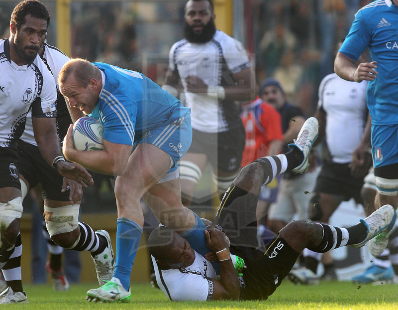 Cariparma Test Match 2013, Cremona 16/11/2013, Italia v Fiji, Leonardo Ghiraldini preso in extremis.