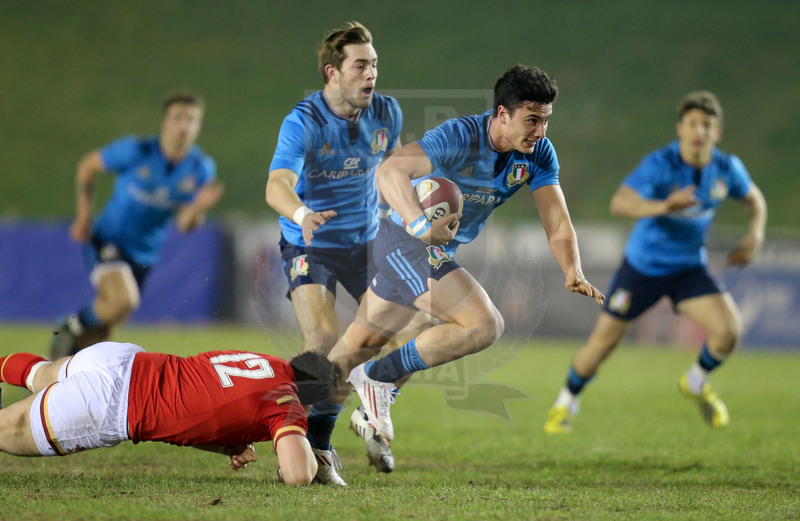 RBS 6 Nazioni U20 2016, Parc Eirias, Colwyn Bay,18-03-2016, Galles U20 v Italia U20. Marco Zanon sfugge a Owen Watkin. Foto: Gareth Everett/Huw Evans Agency @ Fotosportit