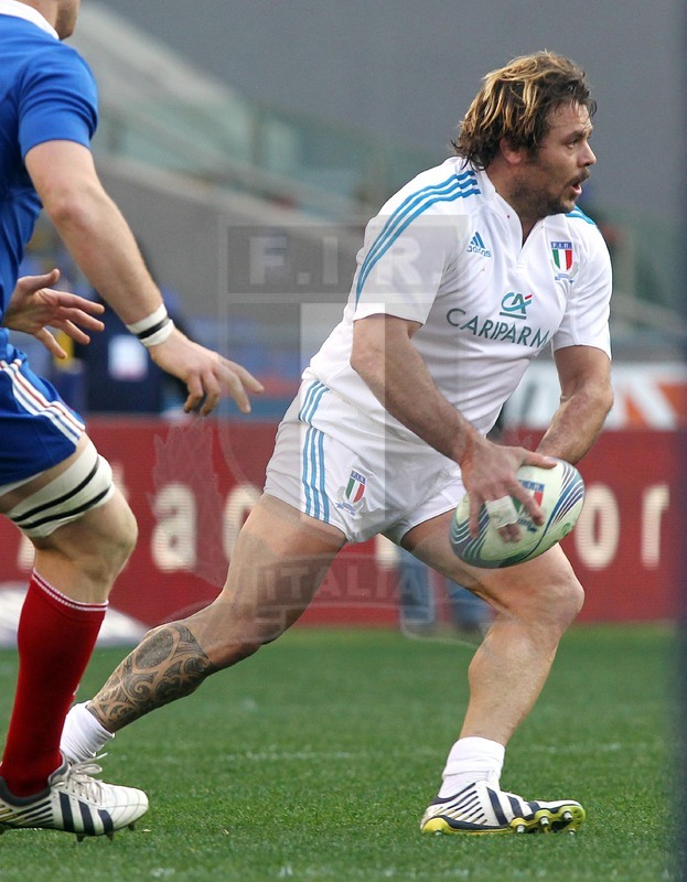 Sei Nazioni 2013, Roma, stadio Olimpico, Italia v Francia, Andrea Lo Cicero trasmette palla.