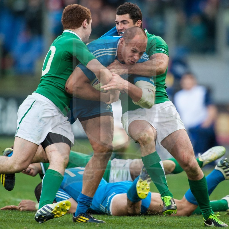 Sei Nazioni 2013, Roma, stadio Olimpico, 16/03/2013, Italia v Irlanda, Sergio Parisse fra Kearney e Jackson.
