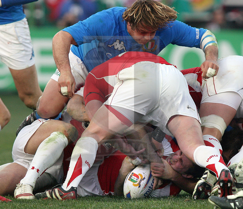 Rbs Sei Nazioni 2011, Roma, stadio Flaminio 26/02/2011, Italia v Galles, pressione di Lo Cicero su una ruck. Daniele Resini/Fotosportit
