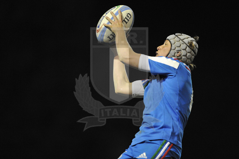 Rbs Sei Nazioni Donne 2015, Padova, stadio Plebiscito, 21-03-2015, Italia Donne v Galles Donne, Silvia Gaudino a due mani in touche.