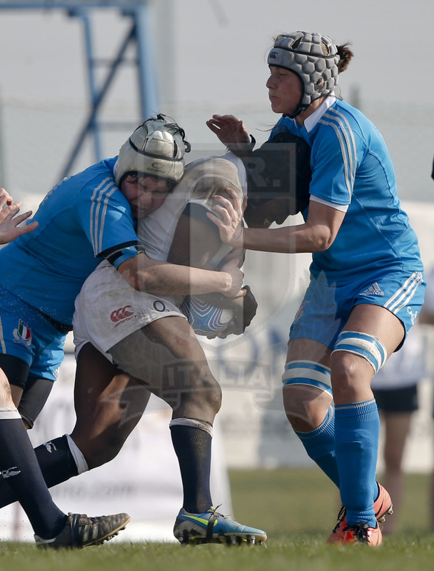 RBS 6 Nazioni Femminile 2014, Rovato (BS), Stadio Giulio e Silvio Pagani, 16-03-2014, Italia v Inghilterra. Una carica di Margaret Alphonsi su Ilaria Arrighetti e Silvia Gaudino. Foto: Roberto Bregani