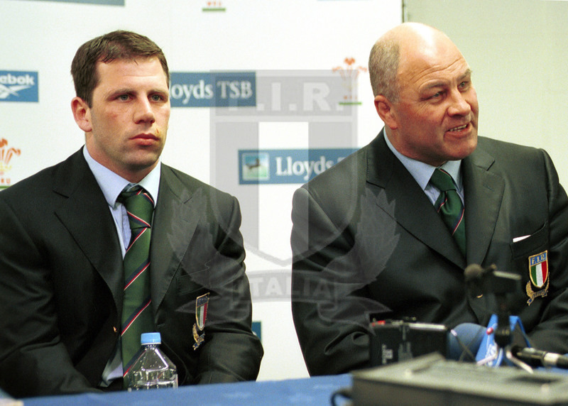 Lloyds TSB Sei Nazioni 2000, Round 2, Cardiff, Millennium Stadium 19/02/2000, Galles v Italia, conferenza stampa dopo il match, Alessandro Troncon e Brad Johnstone. Foto Daniele Resini/Fotosportit