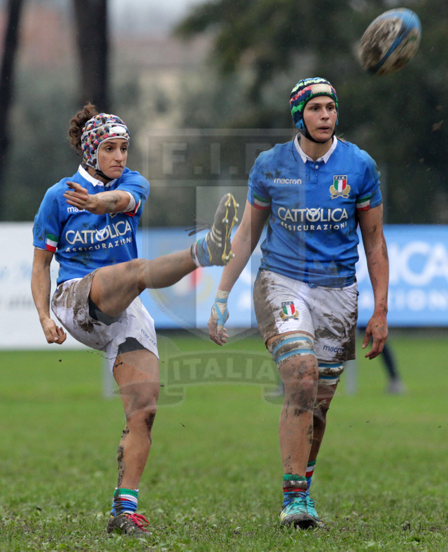 Cattolica Test Match Donne, Prato, stadio Chersoni 25/11/2018, Italia Donne v Sudafrica Donne, Michela Sillari al calcio piazzato. Giordana Duca assiste. Foto Daniele Resini/Fotosportit