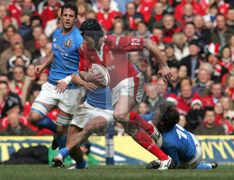 Rbs Sei Nazioni 2006, Round 3, Cardiff, Millennium Stadium 11/03/2006, Galle v Italia, Patrick Luscombe sfugge a Ramiro Pez. Foto Daniele Resini/Fotosportit