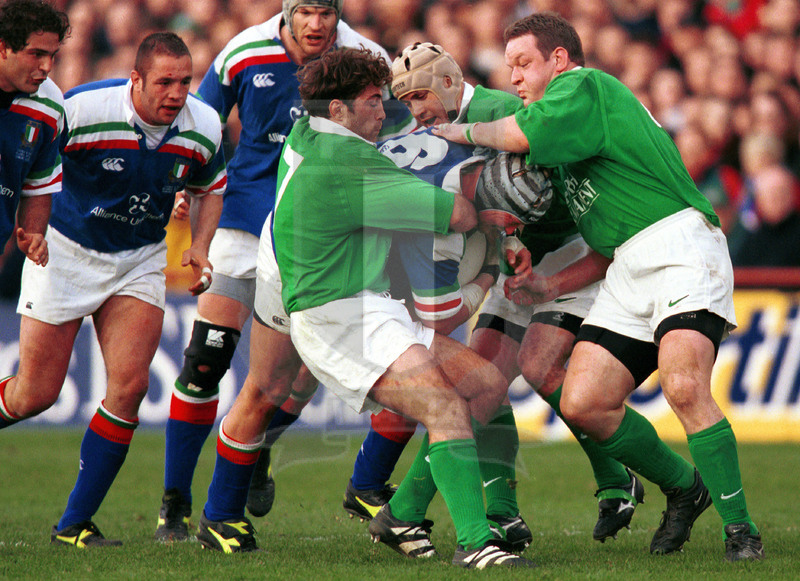 Lloyds TSB Sei Nazioni 2000, Round 3, Dublino, Lansdowne Road 04/03/2000, Irlanda v Italia, Wim Visser preso da Dawson e Galwey. Foto Daniele Resini/Fotosportit
