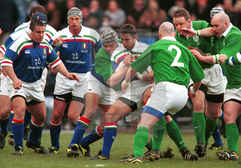 Lloyds TSB Sei Nazioni 2000, Round 3, Dublino, Lansdowne Road 04/03/2000, Irlanda v Italia, Luca Martin difende palla da O\