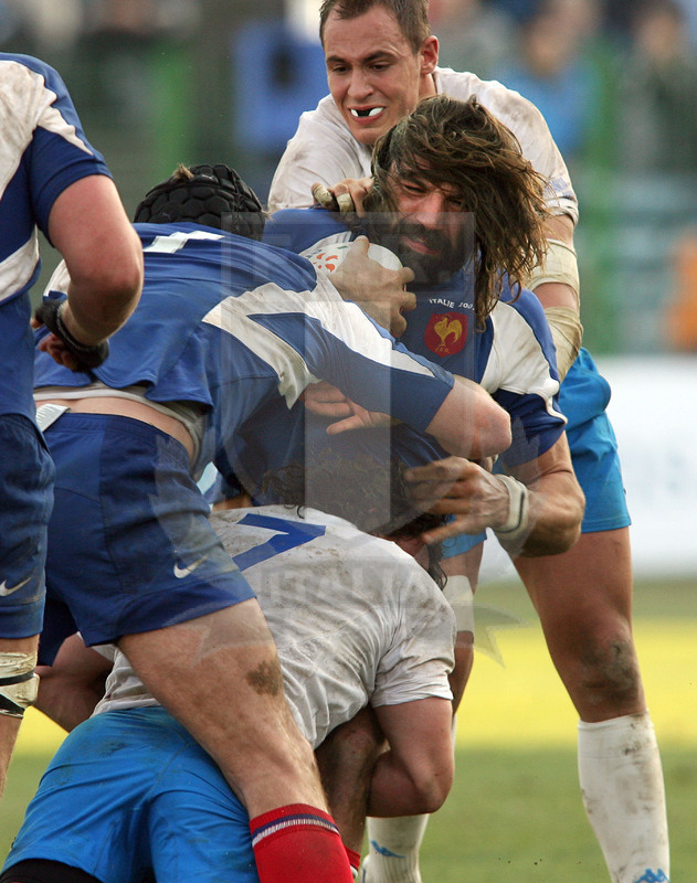 Sei Nazioni 2007, Roma, stadio Flaminio 03/02/2007, Italia v Francia, Sébastien Chabal placcato da Mauro Bergamasco e Sergio Parisse. Foto Daniele Resini/Fotosportit