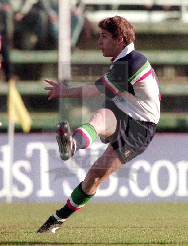 Lloyds TSB Sei Nazioni 2000, Round 1, Roma, stadio Flaminio 05/02/2000, Italia v Scozia, un drop di Diego Dominguez. Foto Daniele Resini/Fotosportit