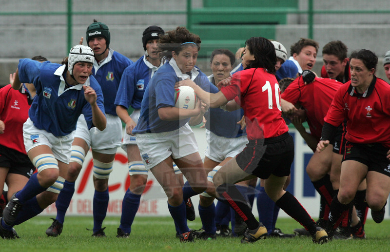 Test match 2005 Donne, Treviso, stadio di Monigo 22/10/2005, Italia v Galles, Valentina Schiavon difende palla. In sostegno, Foto Daniele Resini/Fotosportit