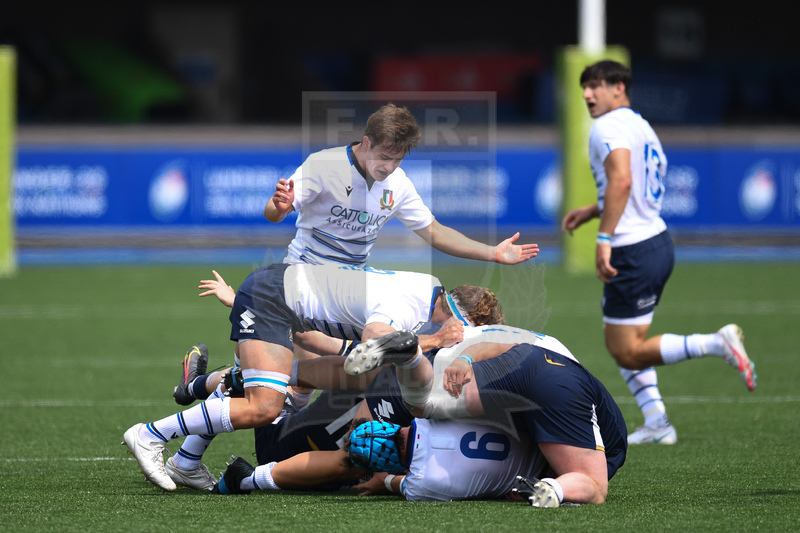 Guinness Sei Nazioni U20 2021, Cardiff, Arms Park 01/07/2021, Italia U20 v Scozia U20, Lorenzo Cannone "pulisce" una ruck. Manfredi Albanese protesta.