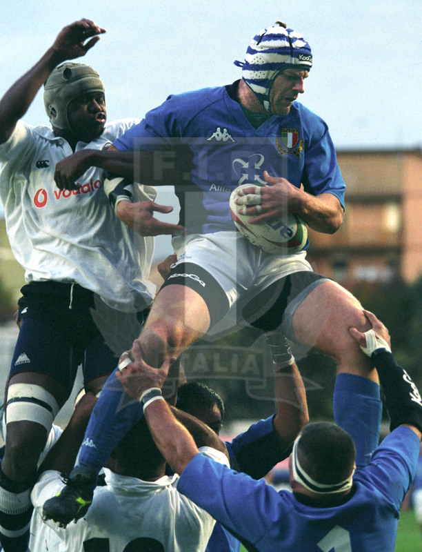 Jaguar Test Match 2001, Treviso, stadio Monigo 10/11/2001, Italia v Fiji, Carlo Checchinato conquista touche. Foto Daniele Resini/Fotosportit