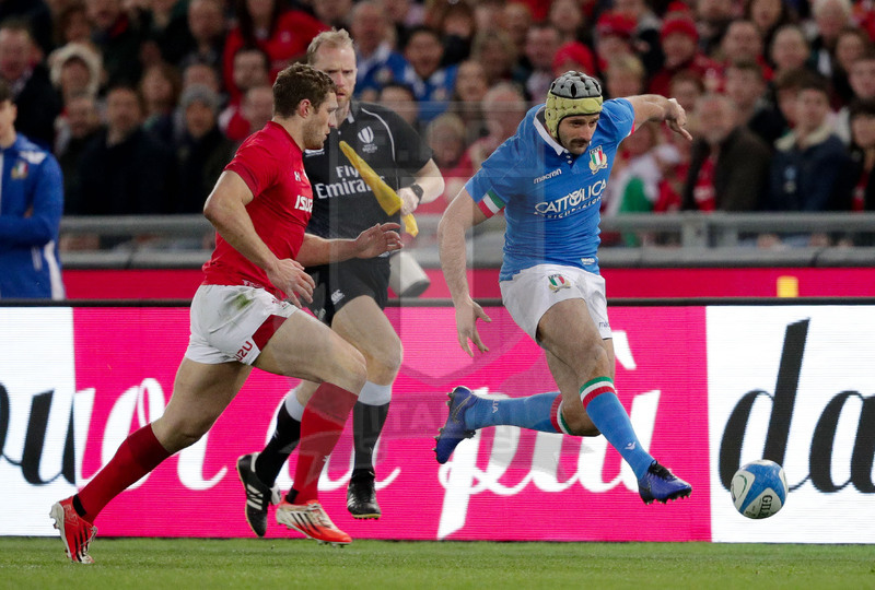 Guinness Sei Nazioni 2016, Round 2, Roma, Stadio Olimpico, 9/02/2019, Italia v Galles. Un calcetto a seguire di Angelo Esposito. Foto Roberto Bregani/Fotosportit