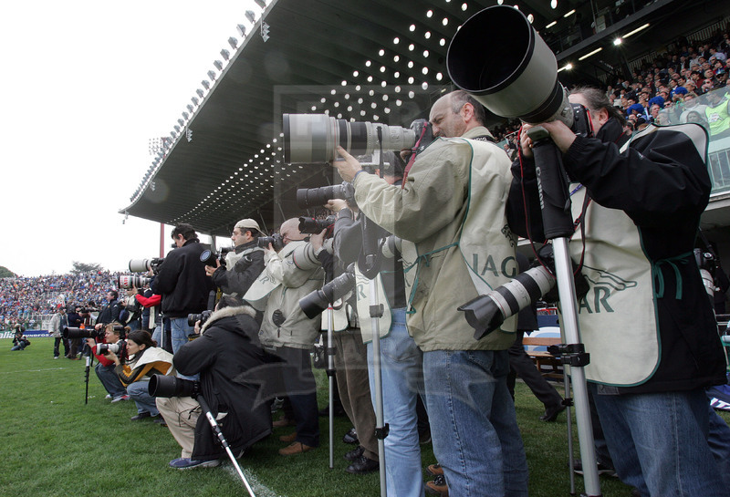 Rbs Sei Nazioni 2006, Roma, stadio Flaminio 18/03/2006, Italia v Scozia, folla di fotografi a bordo campo per gli inni. Foto Daniele Resini/Fotosportit