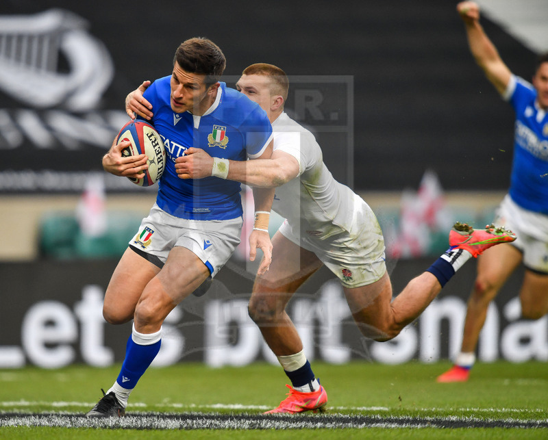 Guinness Sei Nazioni 2021, Round 2, Londra, Twickenham 13/02/2021, Inghilterra v Italia, Tommaso Allan verso la meta, trattenuto da Slade . Foto Graig Thomas/Fotosportit