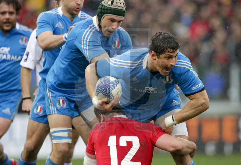 RBS 6 Nazioni 2013, Roma, Stadio Olimpico, 23-02-2013, Italia v Galles. Una carica di Alessandro Zanni placcato da Jamie Roberts. Minto in sostegno