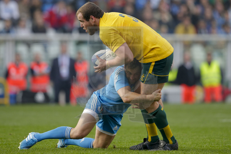 Cariparma Test Match 2013, Torino, Stadio Olimpico, 9-11-2013, Italia v Australia- Ben Alexander viene placcato da Alberto Di Bernardo Foto Roberto Bregani / Fotosportit