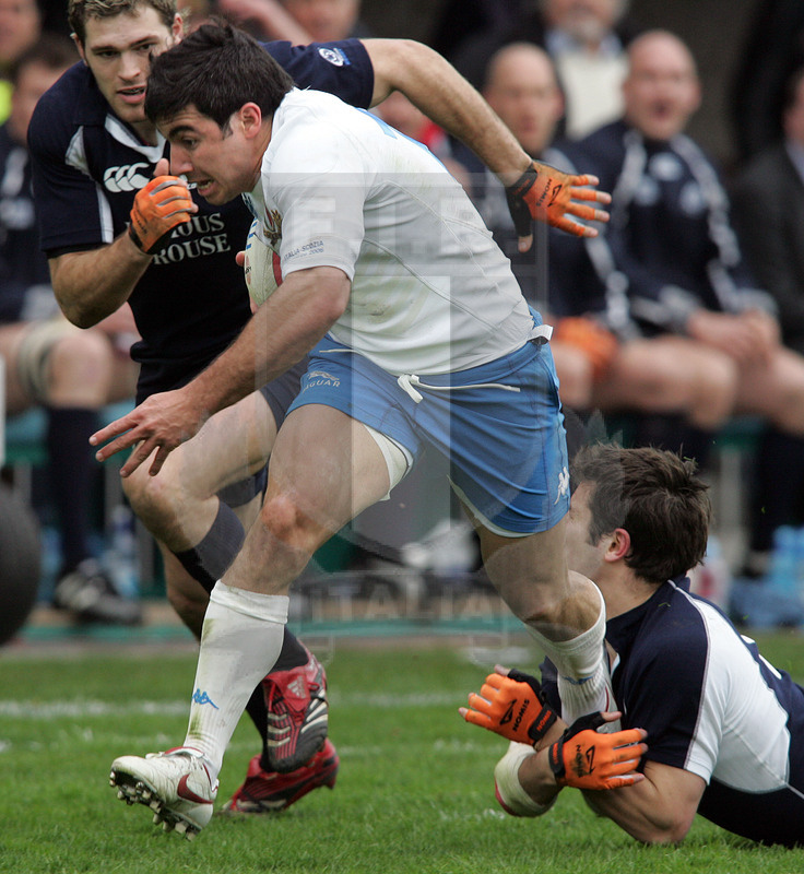 Rbs Sei Nazioni 2006, Roma, stadio Flaminio 18/03/2006, Italia v Scozia, Pablo Canavosio cerca il break su Southwell. Foto Daniele Resini/Fotosportit