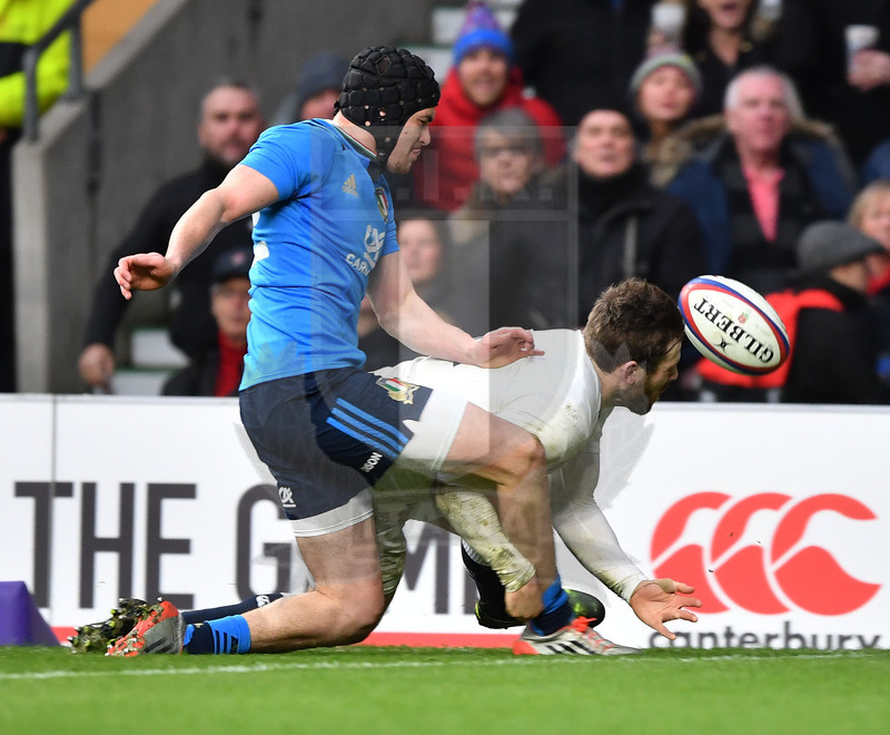 RBS Sei Nazioni 2017, Londra, Twickenham, Inghilterra v Italia, Carlo Canna calcia sotto pressione di Daly. Tiziano Pucci/Fotosportit
