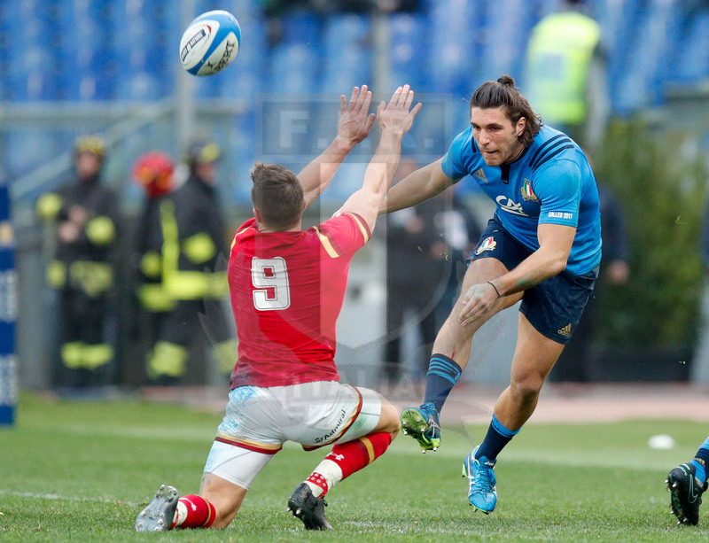 RBS 6 Nazioni 2017, Roma, Stadio Olimpico, 5/02/2017, Italia v Galles. Giovanbattista Venditti al piede. Rhys Webb tenta inutilmente l\